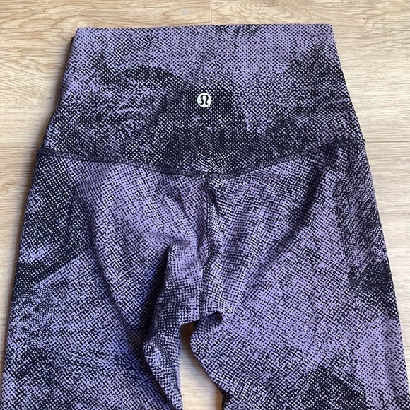 𝅺lululemon leggings with inside pocket. Size 2 - Picture 2 of 4